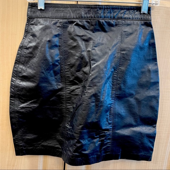 🌟Host Pick🌟 VINTAGE Genuine Leather Black Mini Skirt - Picture 3 of 7